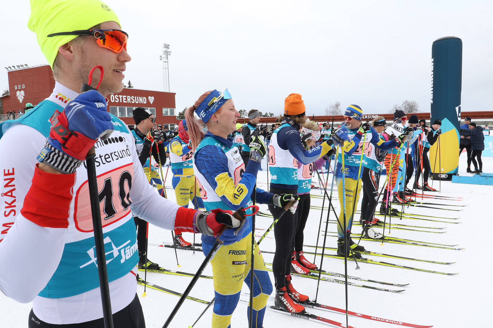 Ivriga skidåkare på startlinjen för Östersundsloppet