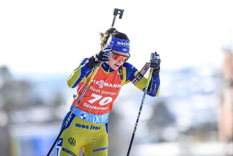 Ella Halvarsson åker skidor i de gulblå färgerna