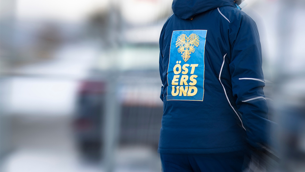 Bild på en jackklädd rygg där det står Östersund
