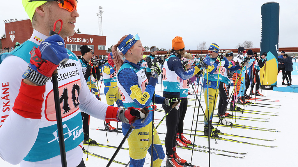 Stort antal åkare väntar på att få starta i Östersundsloppet