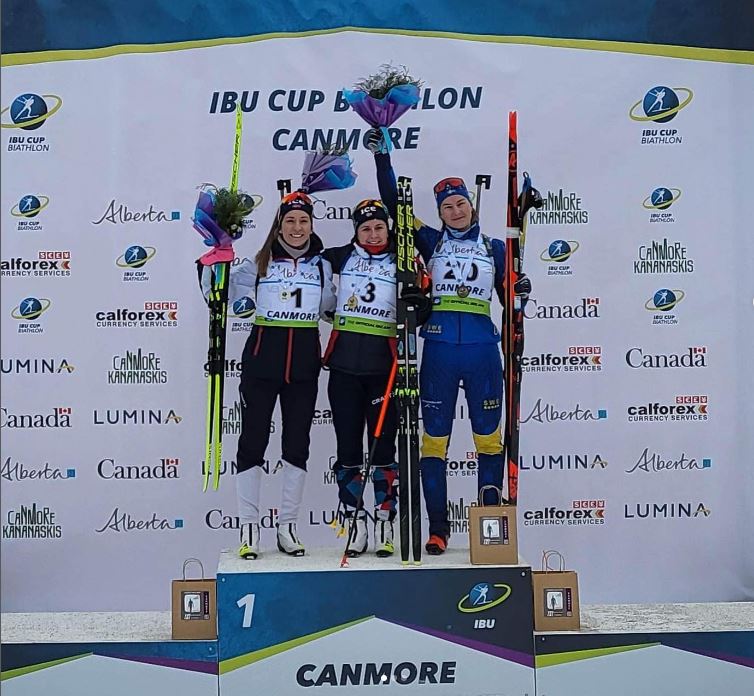 Biathlon Östersunds Ella Halvarsson på prispallen i Canmore Kanada